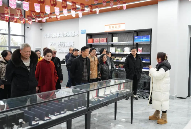 憶崢嶸歲月 話今朝發(fā)展——學(xué)院召開退休干部、教職工座談會(huì)