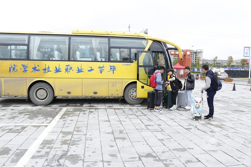 扶上馬、送一程，畢節(jié)工業(yè)職業(yè)技術學院赴企業(yè)送學生到崗實習